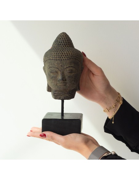 Tête de Bouddha reposée sur socle – Sérénité profonde