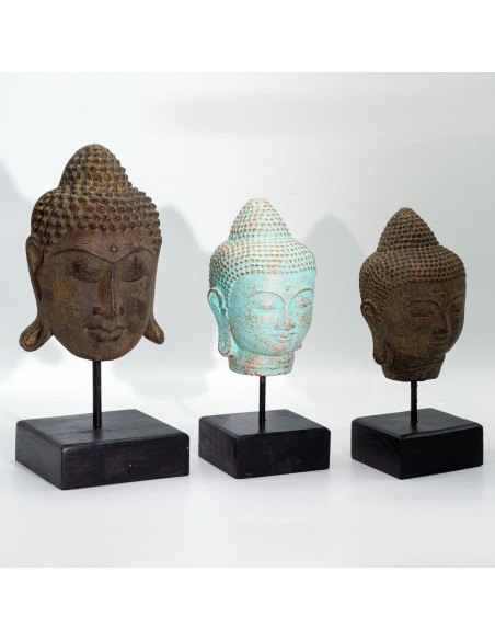 Tête de Bouddha reposée sur socle – Sérénité profonde