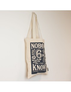 Sac tote Nomad Sari iconique – «?Nobody Knows 67?»