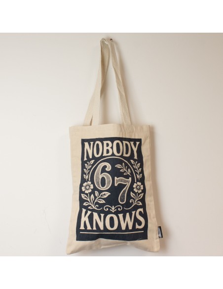 Sac tote Nomad Sari iconique – «?Nobody Knows 67?»