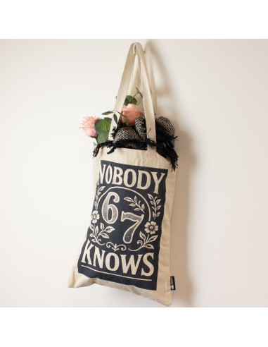 Sac tote Nomad Sari iconique – «?Nobody Knows 67?»