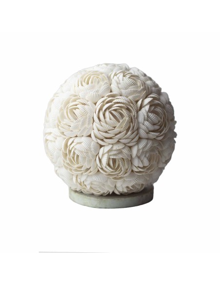 Lampe boho en coquillages – Globe rose délicat