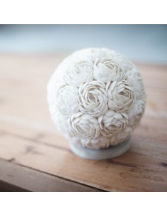 Lampe boho en coquillages – Globe rose délicat