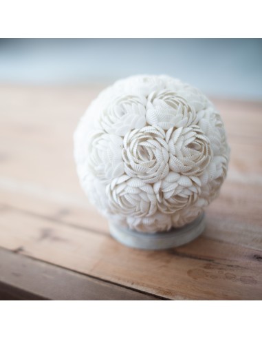 Lampe boho en coquillages – Globe rose délicat